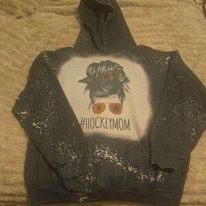 Gildan Gray #HockeyMom Hoodie